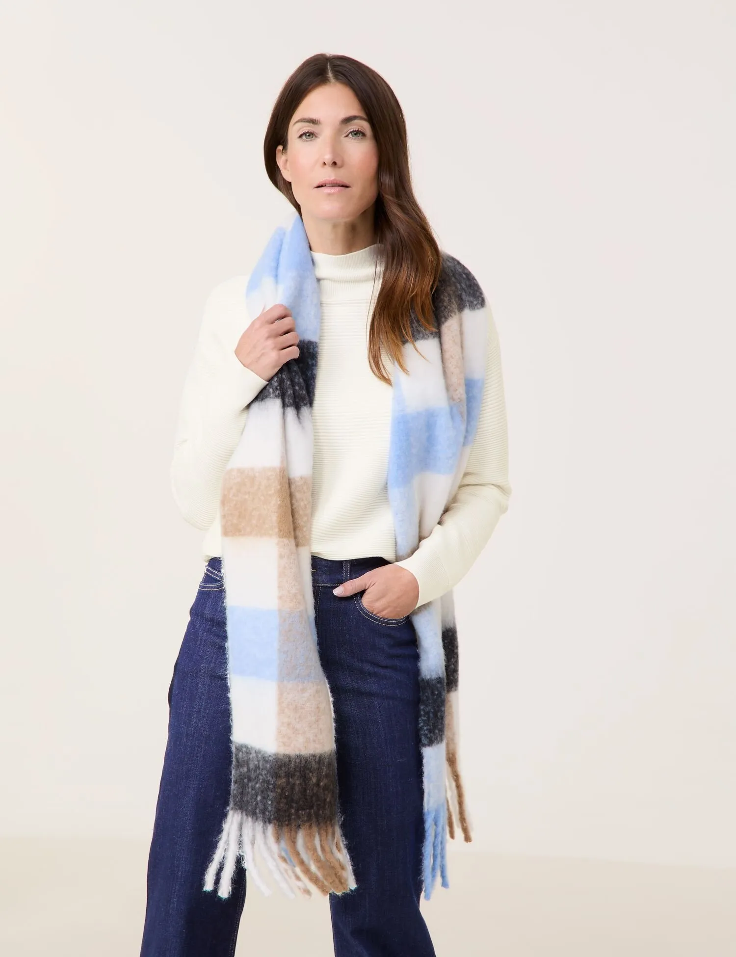 Cosy scarf with fringing