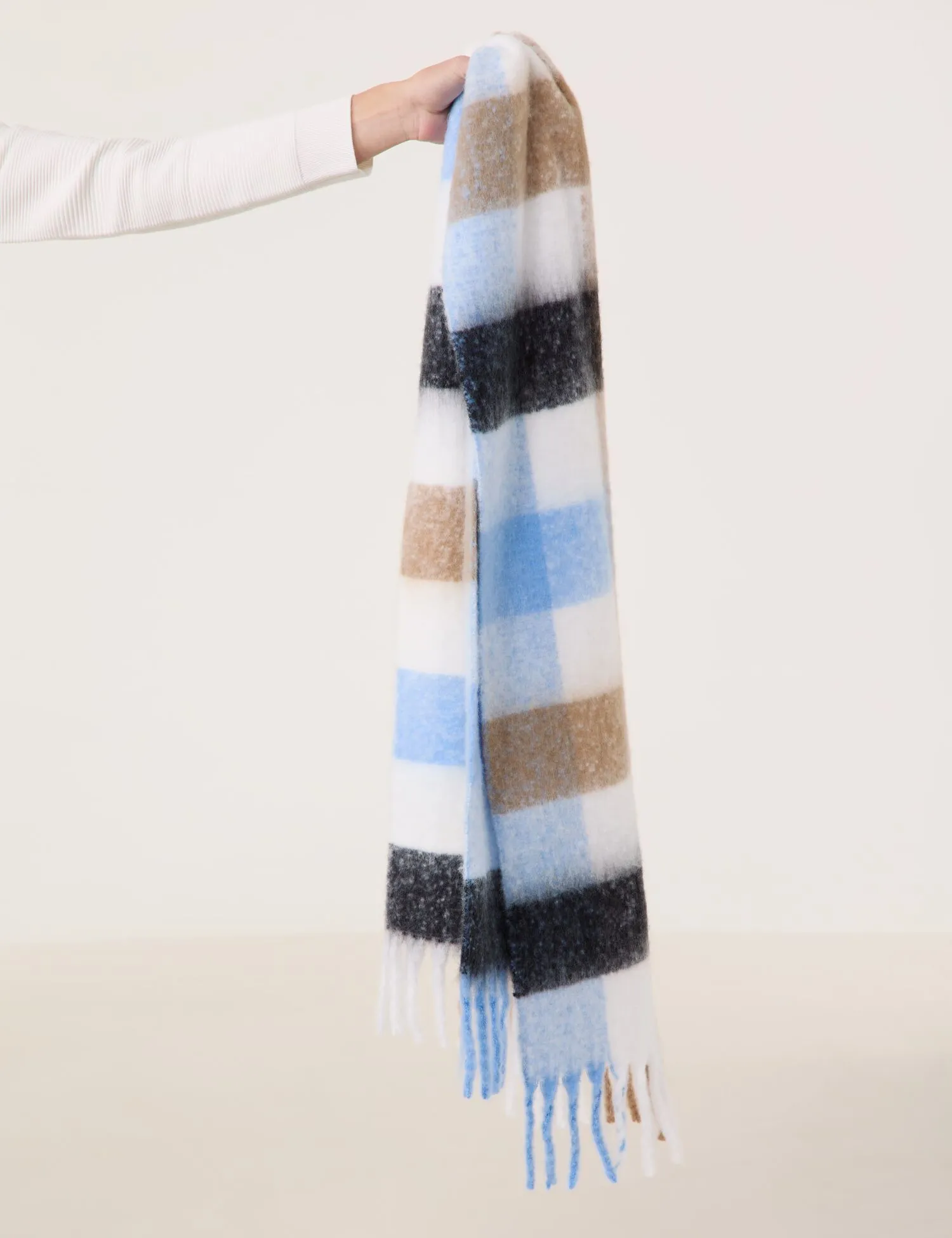 Cosy scarf with fringing