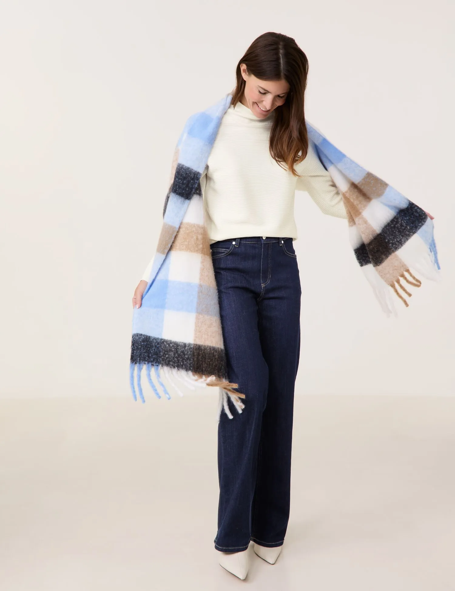 Cosy scarf with fringing