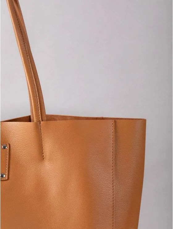 Tarn Leather Bucket Bag in Tan